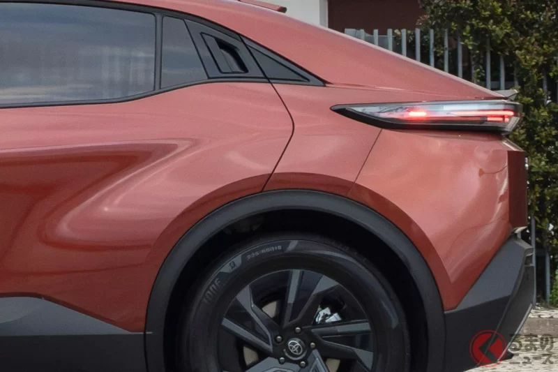 豐田新型「C-HR」以「折扣55萬日圓」正式發售！全長4.5米的“剛剛好尺寸”，外觀精悍，被稱為「鯊魚臉SUV」！加上車門會紅光閃爍的創新功能，「＋」款式已在德國亮相！