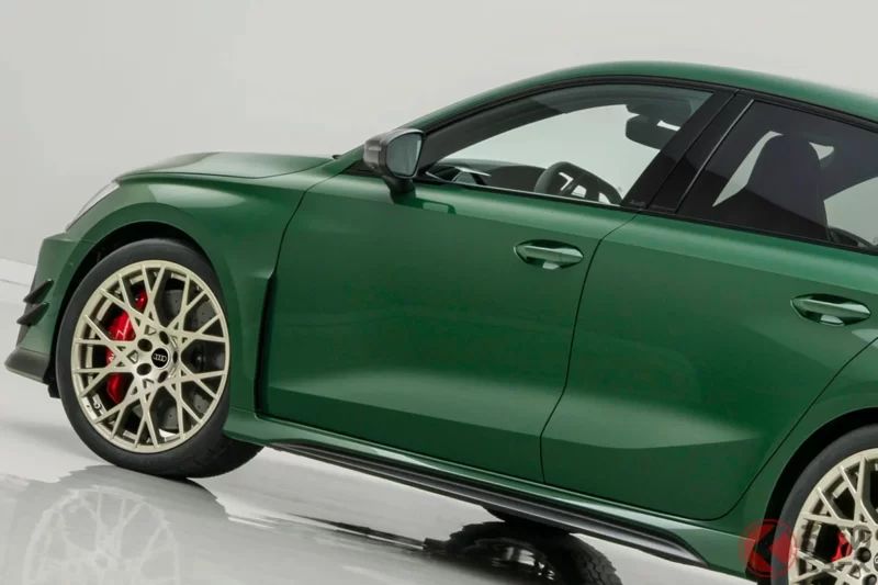 搭載「400馬力」2.5公升Turbo引擎！全新「4WD Sports Car」首次公開！採用與Toyota「GR Corolla」同級的全長約4.4m車身！內外觀都「超運動化」的Audi「RS 3 Competition Limited」在德國登場！