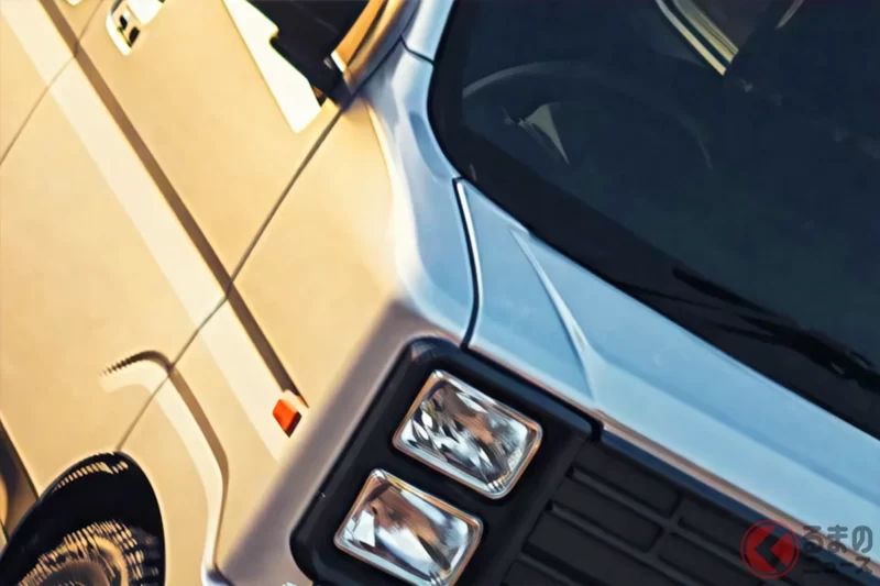 嶄新「四眼方燈」輕型廂型車！透過設計大改造採用「復古臉」與「一字型風格」！水箱護罩中央的專屬徽章也很有質感！Daihatsu「Hijet Cargo」大變身的DAMD「Hijet Fuzz」是什麼？