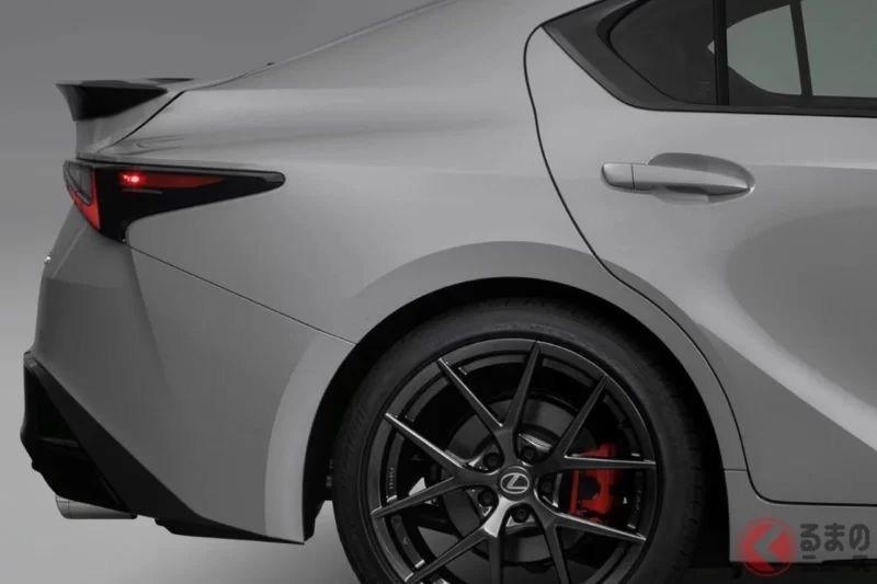 Lexus「V6 sedan」睽違5年改款引發熱議！搭載311馬力大排氣量引擎×銳利外觀設計，有人直呼「根本進化成完全不同的車！」最新「IS」加拿大規格是什麼？