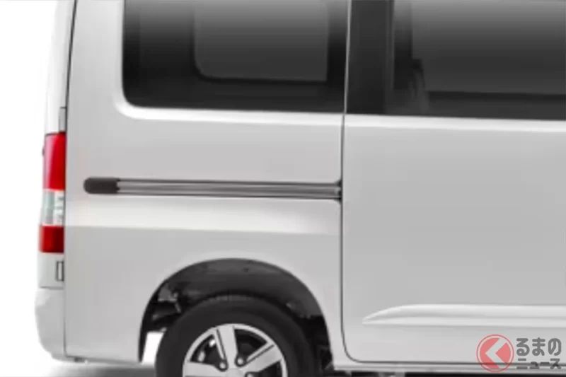 約169萬日圓的Daihatsu「9人座」小型Van！全長4公尺車身採用創新的「雙排面對面座椅」！還有「無窗版本」等多樣化設計！連崎嶇路面也能輕鬆應對的「Gran Max」印尼規格是什麼？