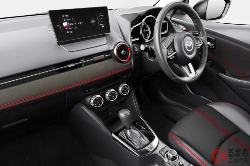 Mazda最新「小巧“4WD”高級車」備受關注！全長4m的「剛剛好尺寸」×採用「高質感內外裝」設計！安全配備＆舒適功能也很齊全的「Mazda2」頂規車型有什麼特色？