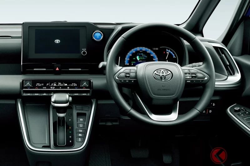 1公升可以跑23km的Toyota「Noah」真的很吸引人！約4.7米的「剛剛好尺寸」×和Alphard同款的「Platinum White」車色也很加分！最多可坐8人的「最新Minivan」是什麼樣的車？