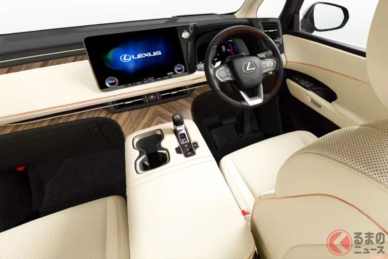 雷克薩斯新型「4WD Minivan」一上市就引起熱烈反響！雖然比頂級車型便宜510萬日圓，但有聲音表示「豪華到完全足夠」、「簡直就是行動中的飯店」、「油耗也不差」！備受矚目的，是3列6人座規格的「LM」最入門款