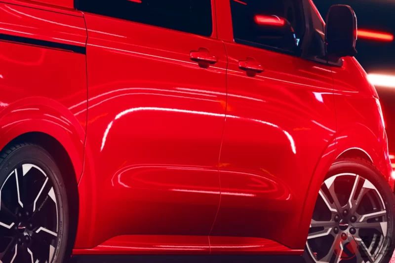 新型「“5人座”Minivan」終於開始接單！車長達5公尺級、尺寸甚至超越「Toyota Alphard」，還搭載「運動化」專屬空力套件！紅色點綴也很吸睛的VW「Transporter Sportline」英國規格是什麼樣的車？