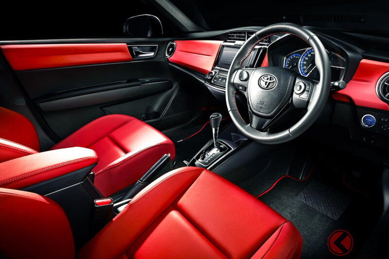 新車240萬日圓！Toyota認真打造的「超豪華Corolla」引發熱烈討論！「充滿熱情的“紅色內裝”超棒！」「以初代為靈感的“復刻徽章”很有味道…」等聲音不斷！在「Corolla誕生60週年」之際最想入手的「50 Limited」到底是什麼車？