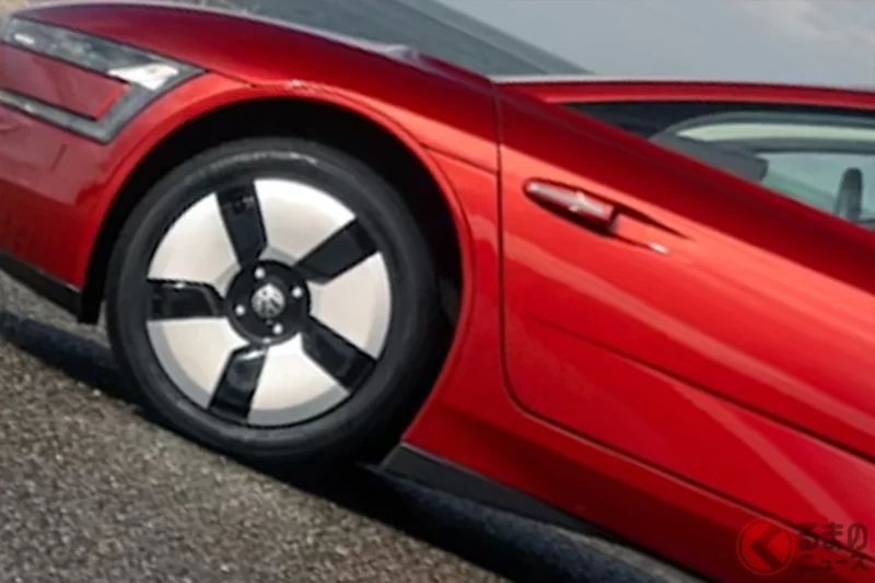 每公升「超過100km」！引發關注的創新「超低油耗sports car」登場！全長3.9m的超輕量車身搭載diesel engine，還配備向上掀開的「革命性車門」！Volkswagen「XL1」德國規格究竟是什麼樣的車？