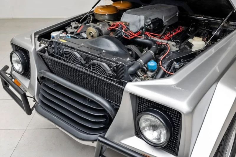 搭載V12引擎的「4人座SUV」現身!? 全長4.9m配上「Countach引擎」×5速MT！超重量級車體＆豪華內裝的Lamborghini「LM002」——「國王擁有車」在美國AAC登場