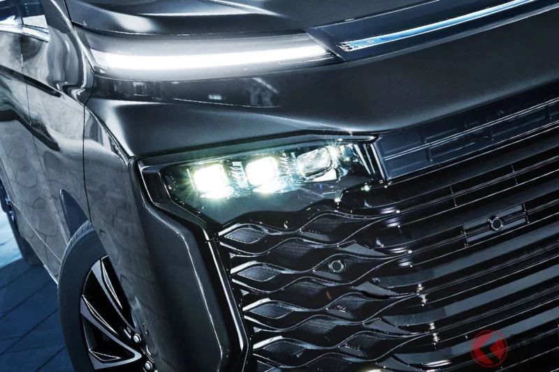 Toyota全新「Voxy」發表！全長約4.7m車身搭載銳利「雙層頭燈」設計！內裝質感升級的「3排中型Minivan之王」，搭配Modellista套件更吸睛！