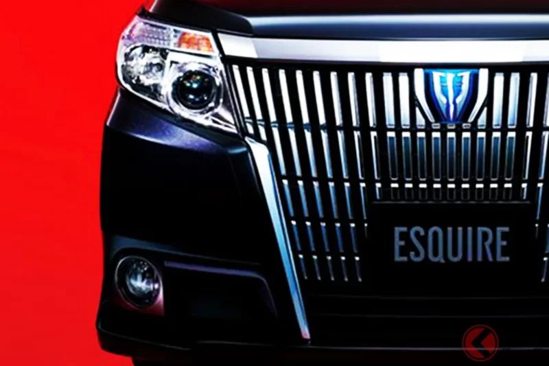 Toyota全新「Noah／Voxy」發表，小改款再進化！曾經作為兄弟車、屬於5號牌的「高級Mid-size Minivan」為何消失了？明明有不同於Alphard／Vellfire的魅力…消失4年的「Esquire」到底是什麼樣的存在呢