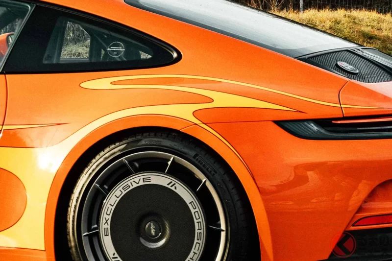 全新「2 Door」Sports Car引發熱議！比Nissan「Fairlady Z」稍微大一點的4.5m車身×致敬經典老車設計，有人直呼「光看外型就覺得很快」「橘色真的很好看！」特別版Porsche「911 S/T」德國規格成為話題