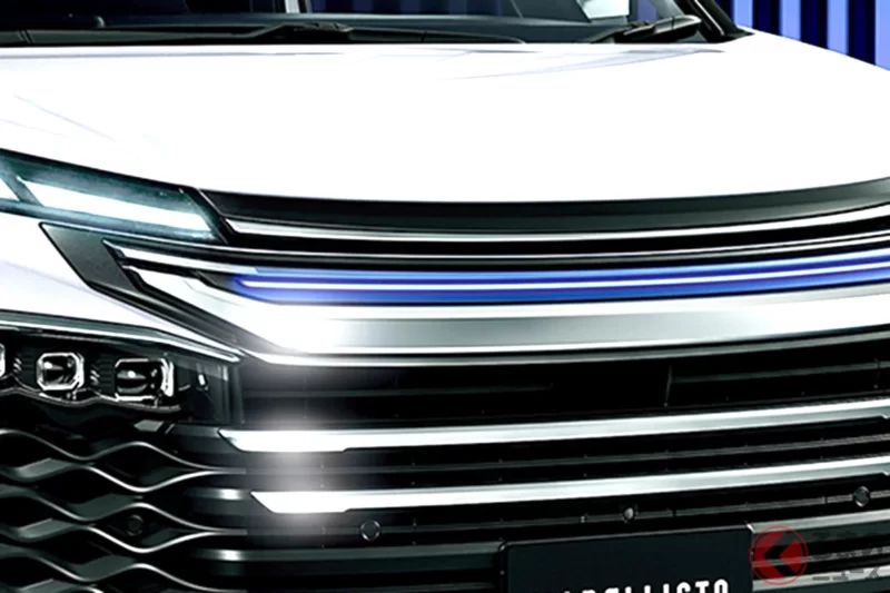Toyota全新「Voxy」的「硬派風格版本」引發關注！搭載「一字型LED燈」與「大型鍍鉻」打造出厚重感十足的aero套件，展現更銳利氣勢！全新進化的「black grille」結合的Modellista版本是什麼？