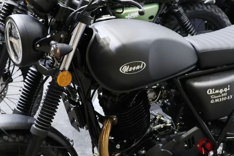 價格不到50萬日圓！日本首次公開的「超復古（retro）車款」引發熱烈反響！「超喜歡這台」「價格也很親民，週末拿來玩改裝剛剛好」Quinqi新款「Classic 250」到底是什麼樣的摩托車？