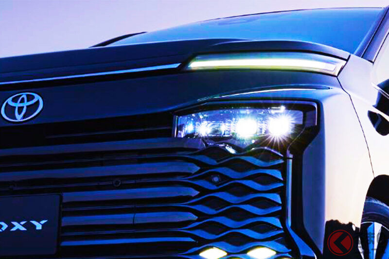 Toyota「新型Voxy」發表引發熱烈反響！「“強勢氣場”更濃了超帥！」「和新型Elgrand真的會猶豫…」等好評不斷！設計全面更新，甚至加入“黑化兇狠臉”風格！不過也有人表示「價格已經完全是高級車等級了…」感到有些驚訝！？