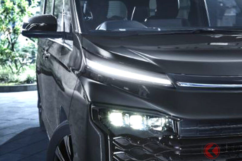 375萬日圓起！Toyota新型「“兇悍臉”VOXY」反應迅速湧入！採用“Black grille”讓氣勢全面升級！終於成為「Hybrid專用車」的minivan，在經銷端的反應是什麼？