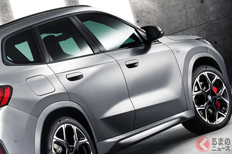 Toyota推出與「Corolla Cross」同級距的新型“四驅”運動SUV正式登場！採用約4.5m級車身，搭載超過310匹馬力的2.0L turbo引擎！這款霧面質感的BMW「X1 M35i Frozen Edition」究竟是什麼樣的車？