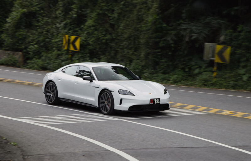 優雅巡弋 Porsche Taycan 4S Black Edition