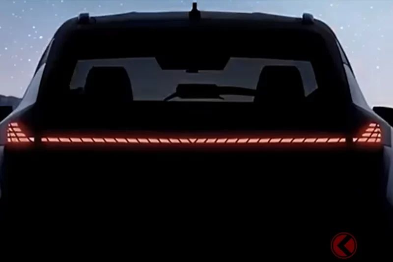 Nissan全新「中型SUV」首次公開引發熱烈討論！也有不少人表示「這根本是Elgrand的車頭吧」「橫貫式尾燈很有現代感」「整體高級感好像提升了」，預計2026年後半開始販售的全新「X-Trail」備受關注！