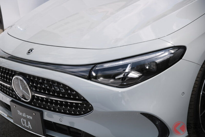 搭載1.5公升直列4缸引擎的「全新4門Coupe」在日本首次公開！採用全長約4.7公尺的流線型車身設計！旅行車版本也將同步登場!? 預計2026年夏左右導入的Mercedes-Benz「CLA」究竟是什麼樣的車？