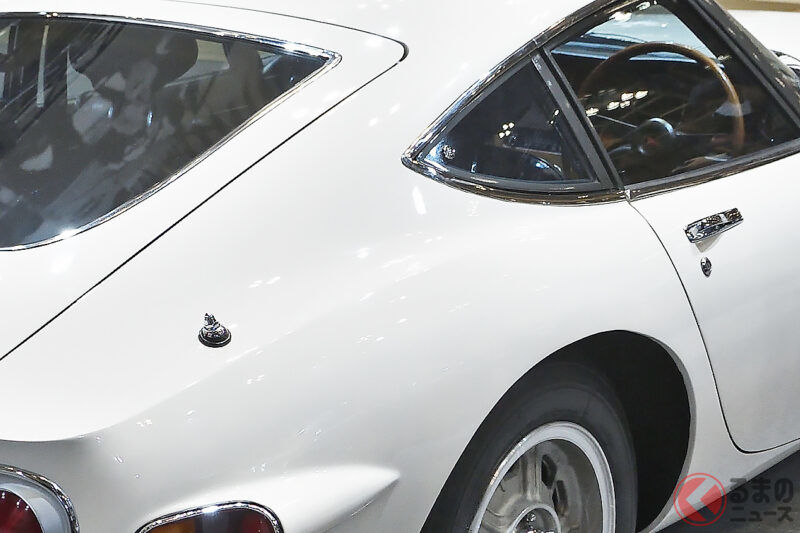 Toyota「2000GT」夢幻的「後期型」實車公開！搭載奢華「實木紋內裝」的高性能Gran Turismo！連流線車身也「多處不同」!? 與初期型的差異在哪裡？