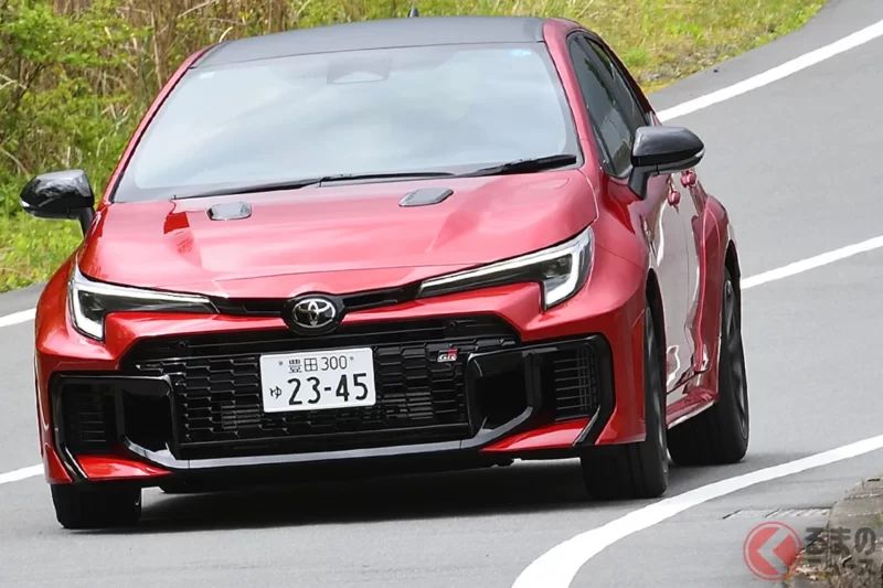 Toyota「4WD」sports car進化！宛如「V6」般厚重聲浪與「舒適性提升」，變身「adult規格」！透過「Nürburgring」調校，同時兼具野性與精緻感的最新「GR Corolla 25式後期」實力究竟如何？