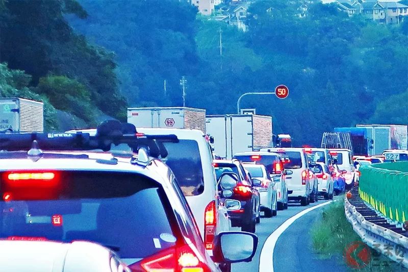在高速公路遇到「塞車」該怎麼辦？「改走一般道路比較快」是真的嗎!? 當天用「手機」就能做到的「對策」是什麼！