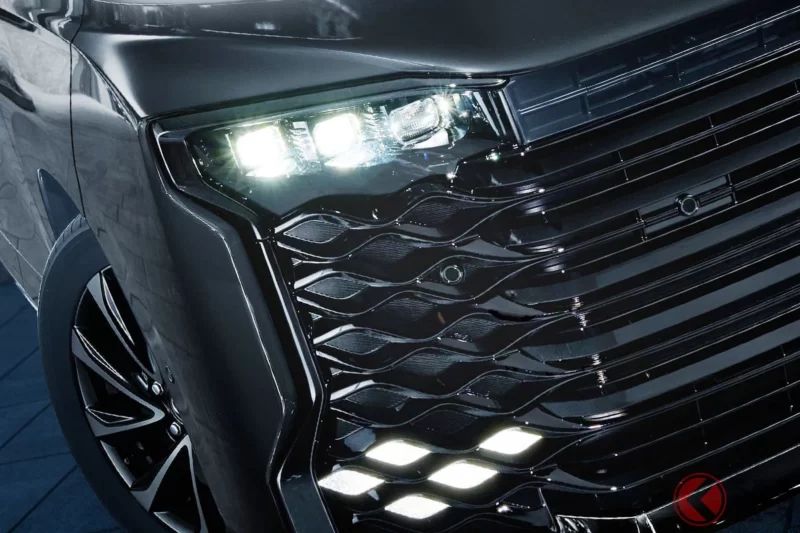 Toyota全新「Voxy」發售！採用「新色 Black × 黑 garnish」，讓車頭進化得更加兇悍有型！行駛質感提升的「最新 minivan」到底改了什麼？