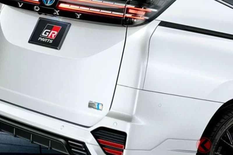 Toyota全新「Voxy GR規格」備受關注！醒目的「GR」標誌搭配專屬設計超帥氣！還有提升行駛性能的改裝零件，打造更運動化風格！人氣MPV透過「GR套件」會變成什麼樣子？