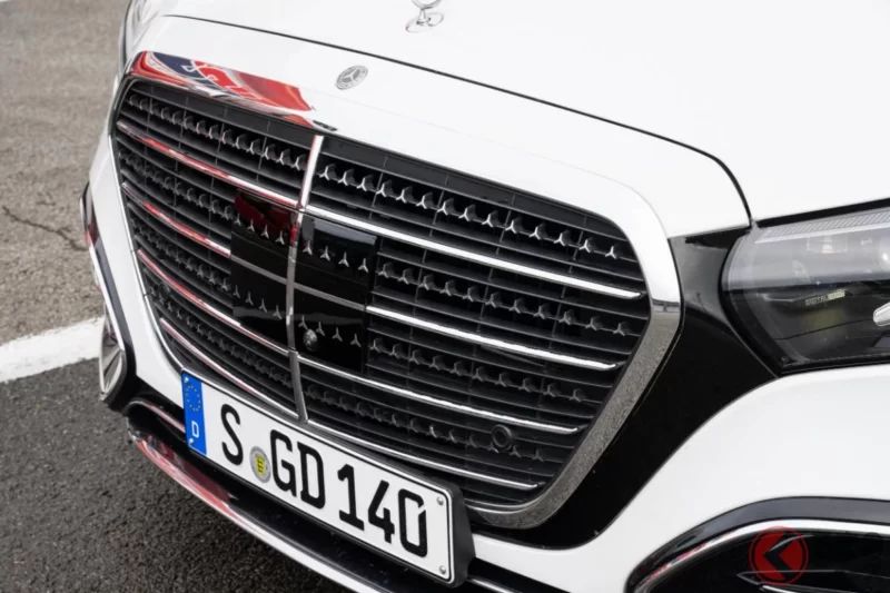 為了紀念140週年，Mercedes-Benz新型「S-Class」實車現身！為什麼會出現在Fuji？這場巡迴世界140個地點的旅程是什麼？