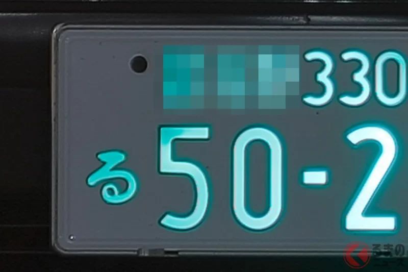 曾經人人都很憧憬的「會發光的車牌」，為什麼現在幾乎消失了？ 在黑夜中閃耀的「高級Sedan象徵」，其實曾是非常實用的配備！ 點綴了昭和、平成時代的「字光式車牌」，如今又變成什麼樣子了呢？