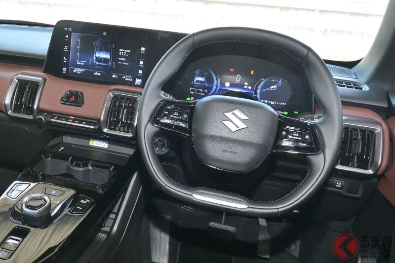 Suzuki全新「小型SUV」，以全長4.3m的「剛剛好尺寸」登場，採用高級感與先進設計的內裝！搭載品牌首度導入的最新動力系統車型，甚至還有「127萬日圓折扣」！全新「e Vitara」備受關注！