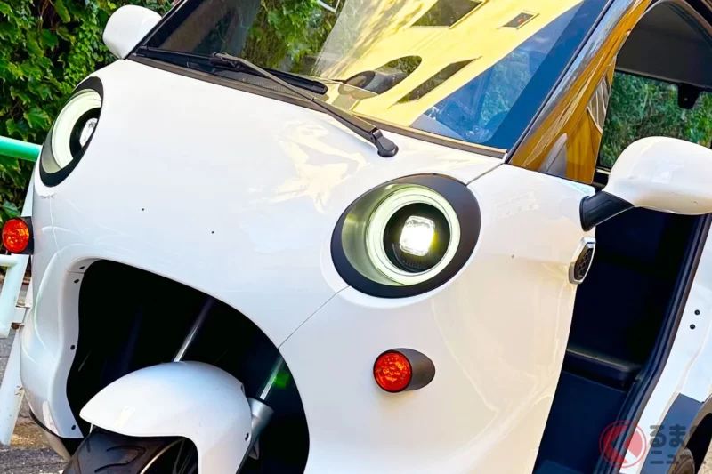 新車約98萬日圓就能「乘坐3人」！超迷你「創新Trike」引發關注！甚至還有只靠“太陽能”就能跑「40km」的車型！使用“普通駕照”即可合法上路，作為「高齡者代步工具」也超適合的EV Genesis「Sleelota」到底是什麼！？
