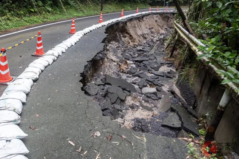 路面上的坑洞「最快當天」就能修復!? 危險的「道路塌陷」「掉落物」可立即通報！日本國土交通省推出超方便的服務「道路緊急專線」，現在也可以用「LINE」輕鬆通報