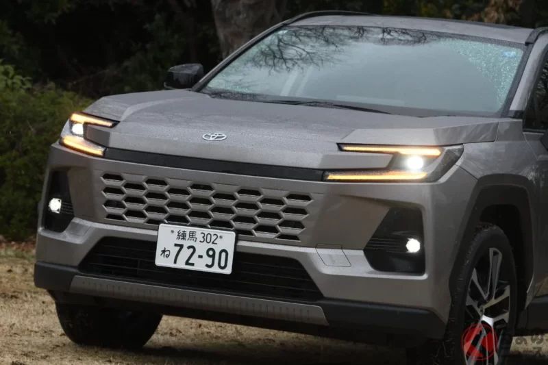 450 萬日圓起！ Toyota 全新「四驅 SUV」超吸睛！ 結合時尚與硬派風格的“雙鯊魚頭”設計，還搭載品牌首見最新功能！ 每公升可跑 23km 的低油耗也是亮點，全新「RAV4 HEV」到底有多強？