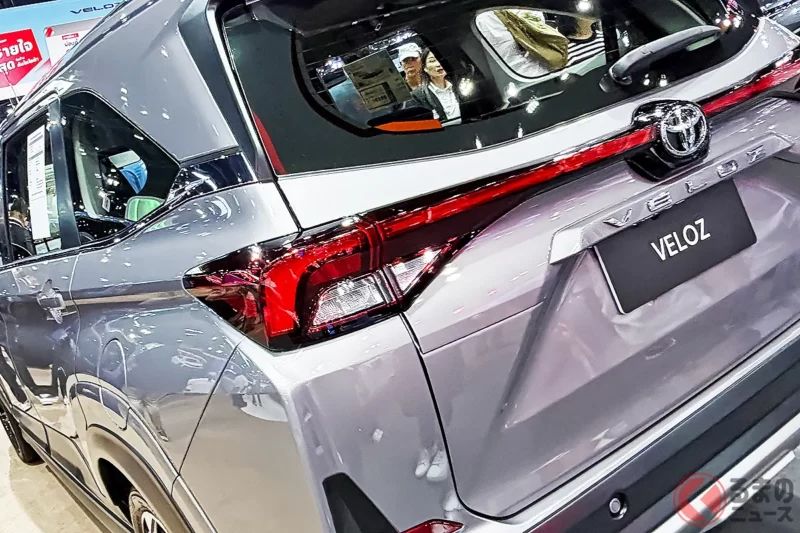 Toyota推出的「三排七人座 SUV Minivan」引發高度關注！結合硬派風格與車長不到 4.5m 的「剛剛好」尺寸設定，再加上接近 Jimny 等級的離地高度，整體實用性相當亮眼。這款名為「Veloz」的泰國規格車型，實際表現究竟如何也備受討論