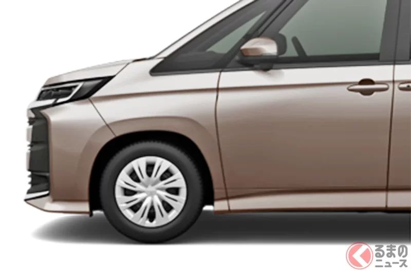 每公升可跑約24km！Toyota 的「三排座 Middle Class Minivan」備受矚目！ 部分改良後新追加「便宜105萬日圓的『最低價』車型」到底有什麼不同!? 還標配帥氣 Aero 套件的「全新 Noah S-X」究竟是一台什麼樣的車呢？