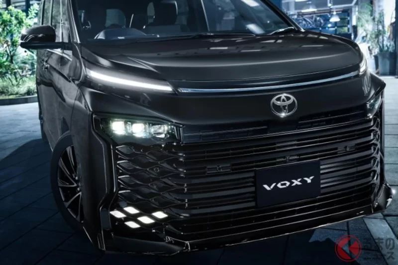 375萬日圓起！Toyota「全新Voxy」登場引發熱議！「一下子變得超帥」設計獲好評，但也因取消汽油車型而出現「很可惜」的聲音，「最新版本」到底改了什麼？