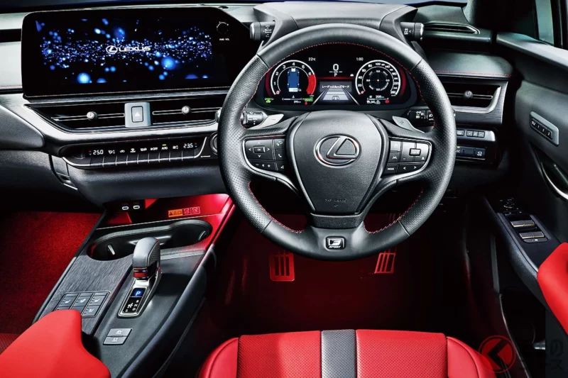 1公升可跑26km以上！Lexus「小型豪華車」引發大量討論！「CP值相當不錯」「跟Corolla Cross差不多大小很好開」在「500萬日圓以下」的價格與4.5m車身尺碼加持下相當有吸引力！最新SUV「UX300h」成為話題車款！