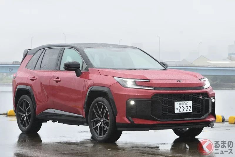Toyota「新型RAV4 “GRS”」引發關注！日本國內首次導入「超過300匹馬力、重視操控性能版本」究竟是什麼樣的車？ 採用專屬「GR車頭」×運動化懸吊卻依然舒適！ 新增「GR Sport」有哪些特色？