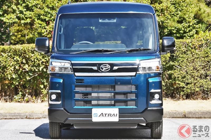 大發推出的新型「輕型廂型車」引發熱烈回響！寬敞到驚人的車內空間×採2人座「極致實用取向」版本也備受關注！首款量產 BEV「新型 e- Atrai／e- Hijet Cargo」在經銷商端收到的評價又是什麼呢
