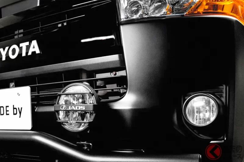 Toyota「商用車」根本不像商用車！Toyota認真打造的「全黑Hiace」超有型！採用職人級的驚人「matte black」塗裝！高質感＆premium的「The Crew Van」到底是什麼樣的內容！？