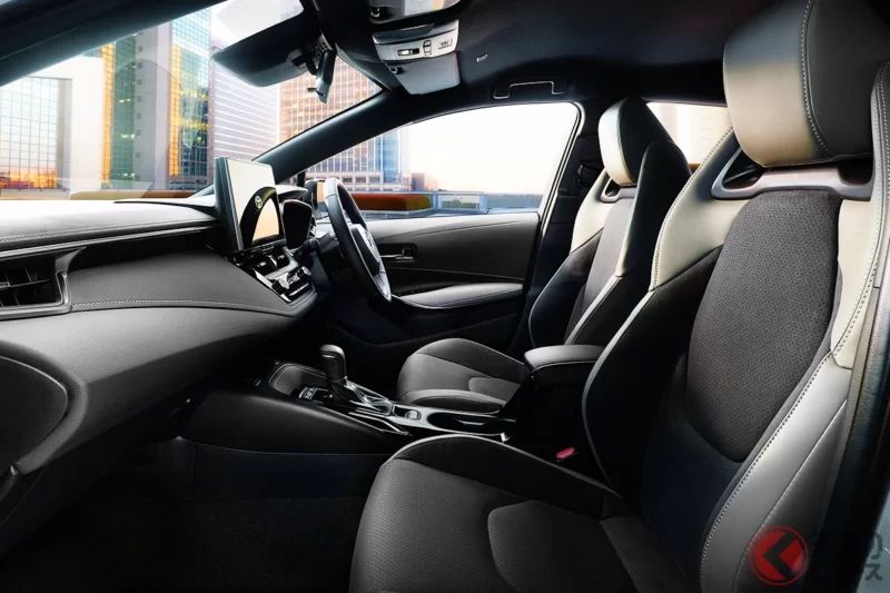 Toyota全新「四驅sedan」上市！獨有的“專屬內外裝設計”與「每公升25.1公里」低油耗表現成為亮點！象徵悠久歷史的“特別logo”相當吸睛，「Corolla」最高級車型究竟是什麼？