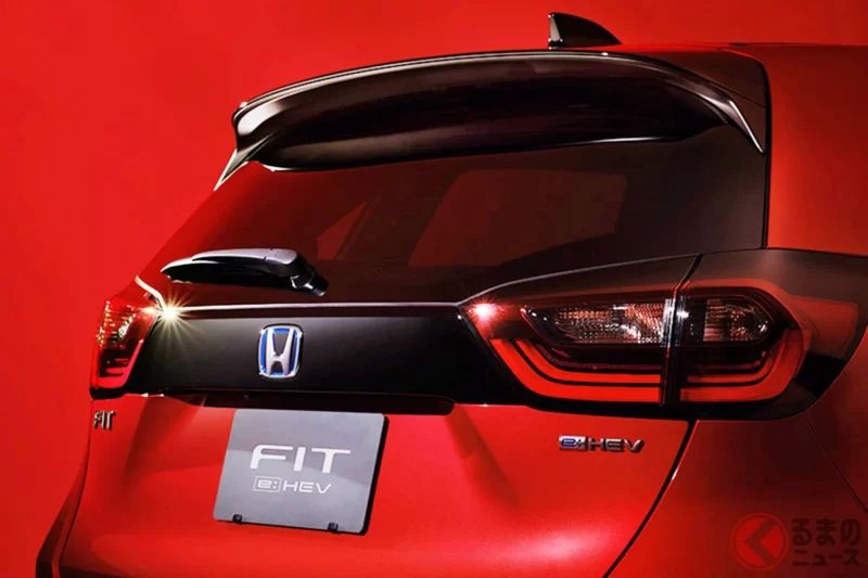 Honda「“新款”Fit」今夏登場引發大量迴響！採用睽違6年的全新設計更新，並縮減「汽油車型」配置，也出現「LUXE消失很可惜」「價格有點擔心」等聲音！主力小型車的「部分改良」成為話題