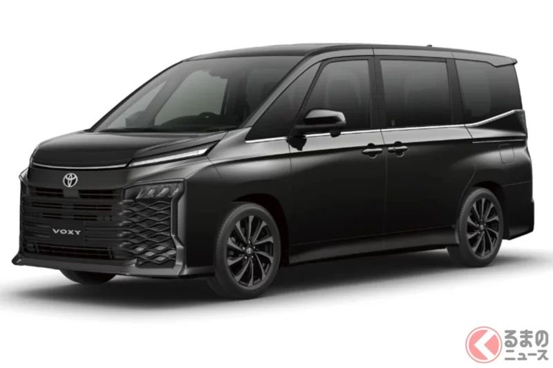 Toyota「新款Voxy」訂單量持續暴增，現在還買得到嗎？傳出可能面臨「暫停接單」的小改款車型，是否能藉由部分產能移轉至台灣生產來解決交車期問題？最新市場動向一次了解！