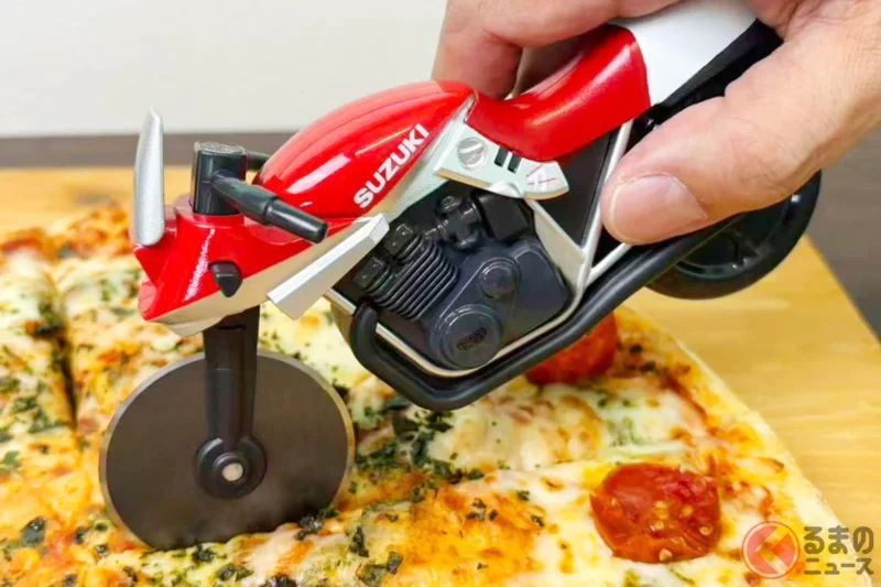 Suzuki「KATANA」的鋒利程度連切Pizza也適用？ 連儀表都完整還原、宛如實車縮小版的「Pizza Cutter-na」在SNS掀起話題！網友直呼：「這創意太有趣了」、「聚會時好想要一個！」
