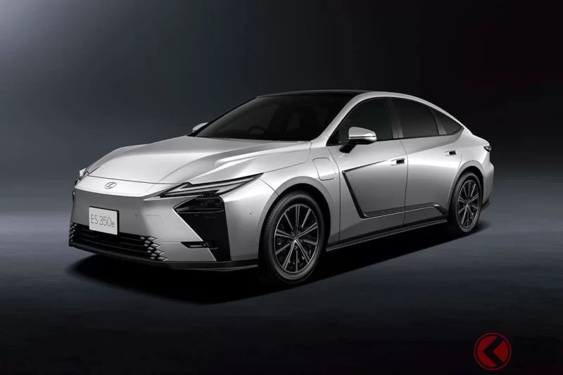 睽違8年全面大改款！ Lexus全新ES正式登場！車長超過5.1公尺，採用流線優雅的大型車身設計，並搭載會發出紅色光芒的「LEXUS標誌」！ 作為全新「品牌核心房車」，究竟有哪些進化亮點呢？