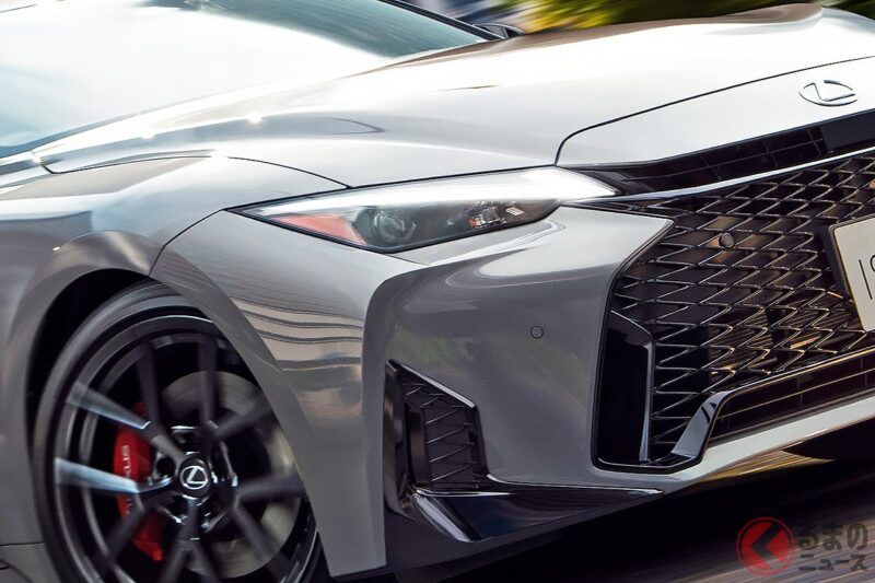 Lexus新型「FR運動房車」備受矚目！ 採用大幅改變設計的全新車頭造型，動力系統也大膽整合！ 邁入第13年的成熟房車「新型IS」究竟進化了哪些地方？