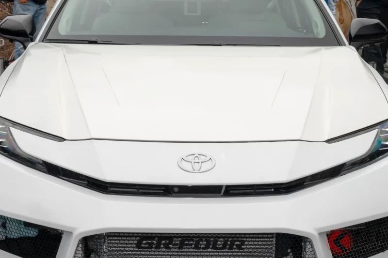Toyota全新「Camry」首度亮相！搭載創新「7缸引擎」震撼登場！超美車身設計引發熱議，「雙引擎」×「四輪驅動」配置究竟有何用意？擁有700匹馬力的「最強改裝版」太驚人！