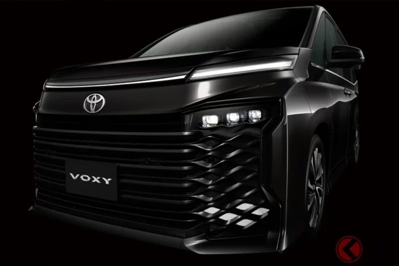 Toyota新款「7／8人座」Minivan備受關注！價差高達63萬日圓，入門版與頂規版到底有哪些差異？一起比較外觀全面進化、並全面Hybrid化的「VOXY」！