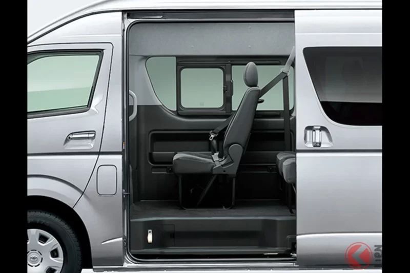 豐田發表「全新14人座Hiace」！採用車長約5.4公尺的寬體車身，搭載「5排座椅」！僅半年就再度改良的商務接駁車經典款「Hiace Commuter」到底有哪些進化？